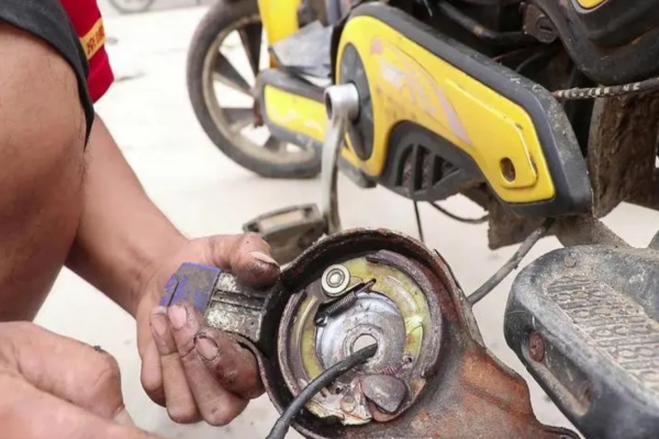 锡林郭勒盟电动车刹车故障